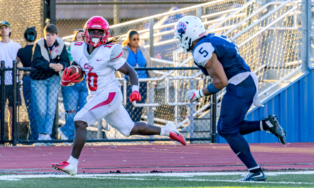 Daytuawn Pearson runs for a 23-yard touchdown in the third quarter at Santa Rosa. (Photo by Eric Sun)