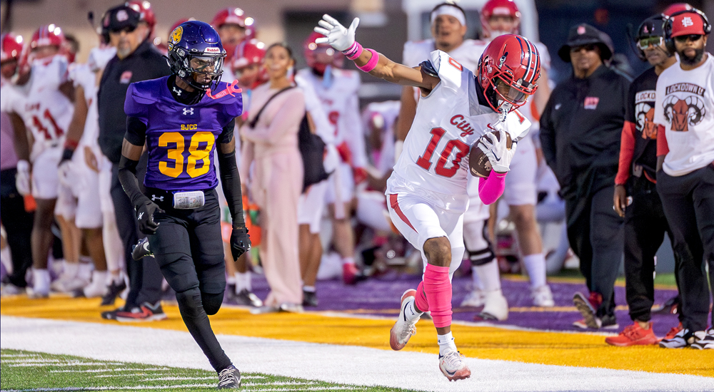 Jeremiah Nash toes the sideline on one of his six receptions at San Jose City. (Photo by Eric Sun)