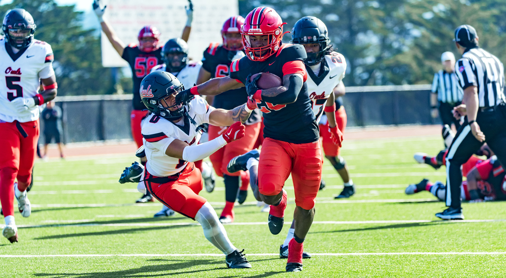 Andre Tarver Jr runs for a 17-yard TD in the win over Foothill (Photo by Eric Sun)